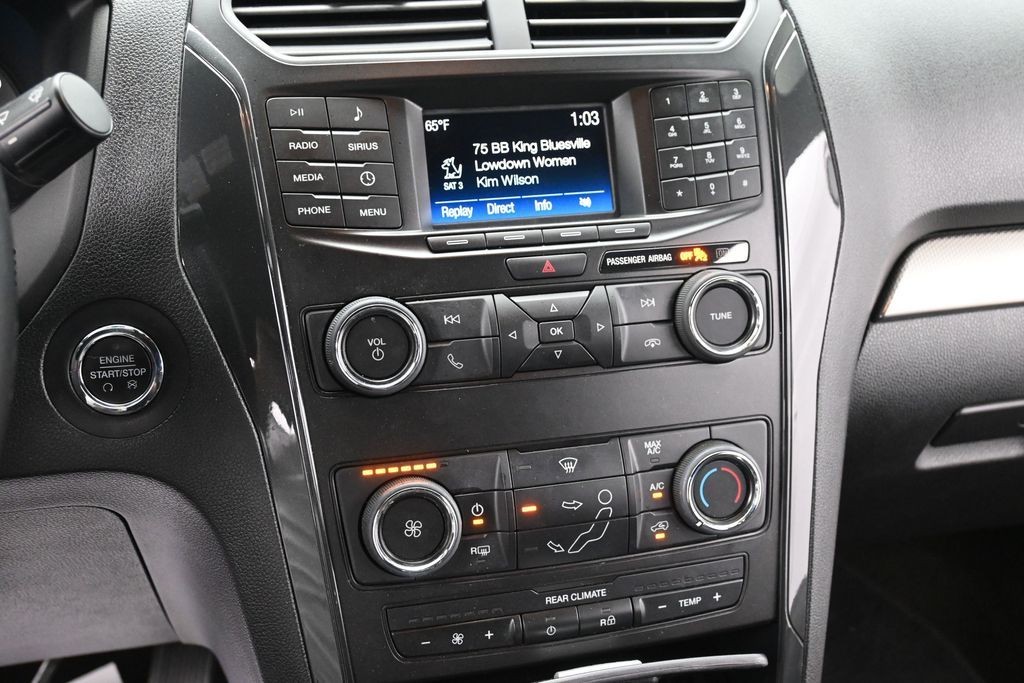 Ford Explorer Vehicle Full-screen Gallery Image 10