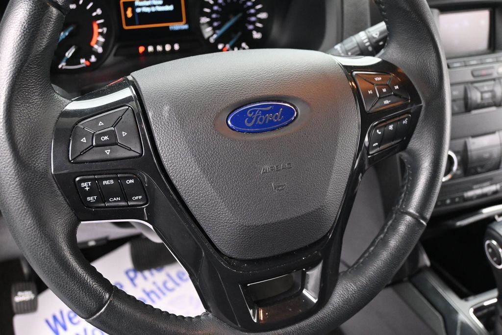 Ford Explorer Vehicle Full-screen Gallery Image 11