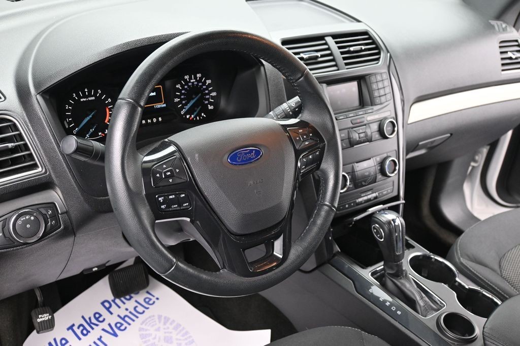 Ford Explorer Vehicle Full-screen Gallery Image 12