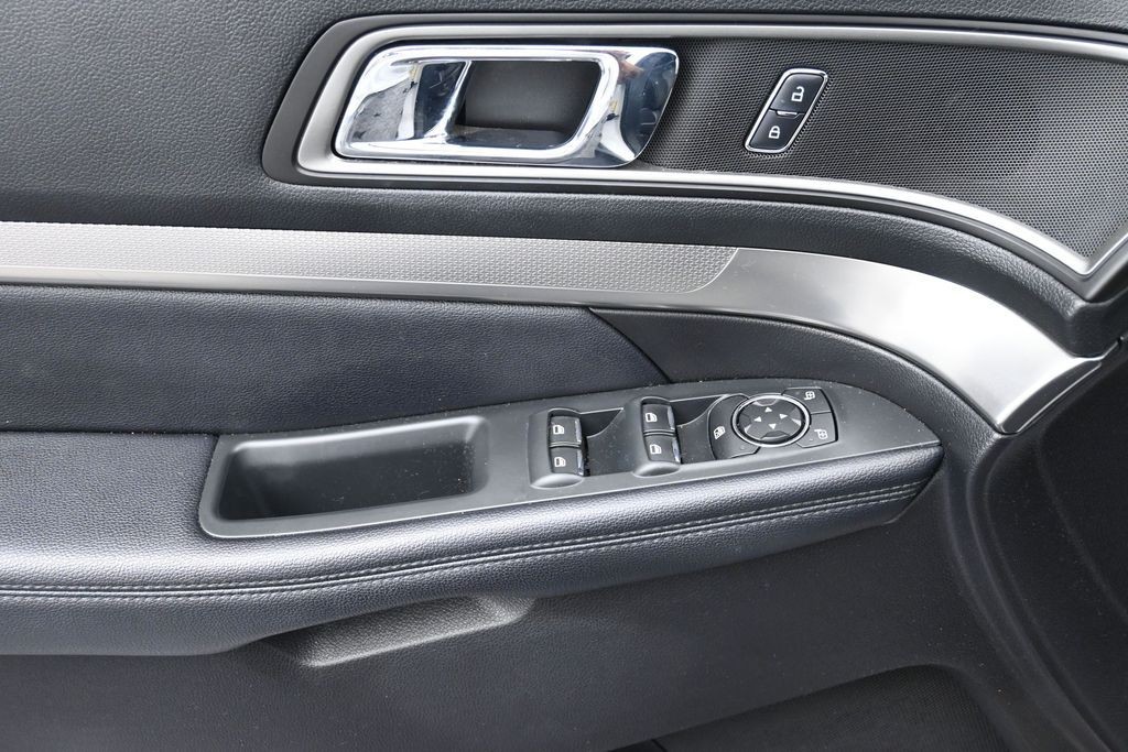 Ford Explorer Vehicle Full-screen Gallery Image 13