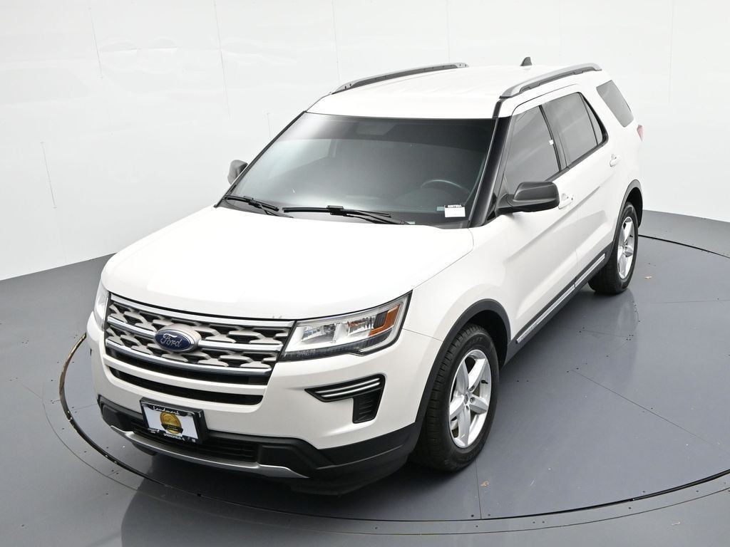 Ford Explorer Vehicle Full-screen Gallery Image 16