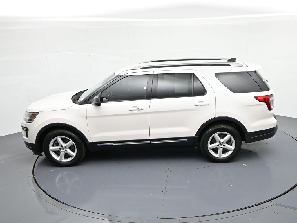 Ford Explorer Vehicle Full-screen Gallery Image 17
