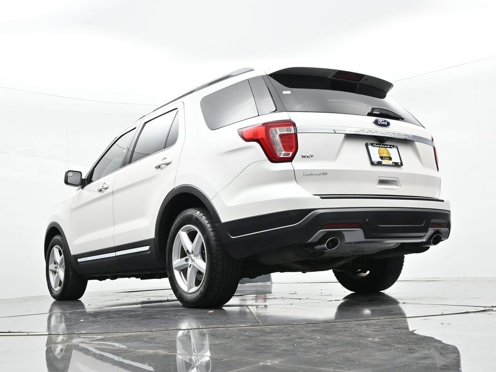 Ford Explorer Vehicle Full-screen Gallery Image 18