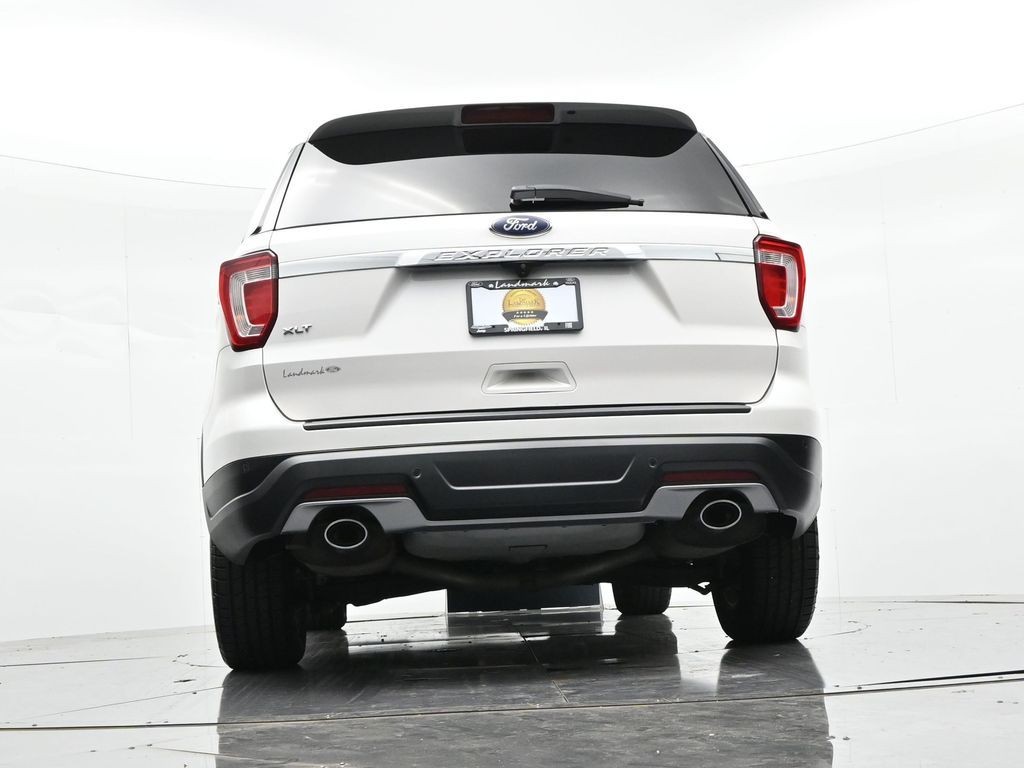Ford Explorer Vehicle Full-screen Gallery Image 19