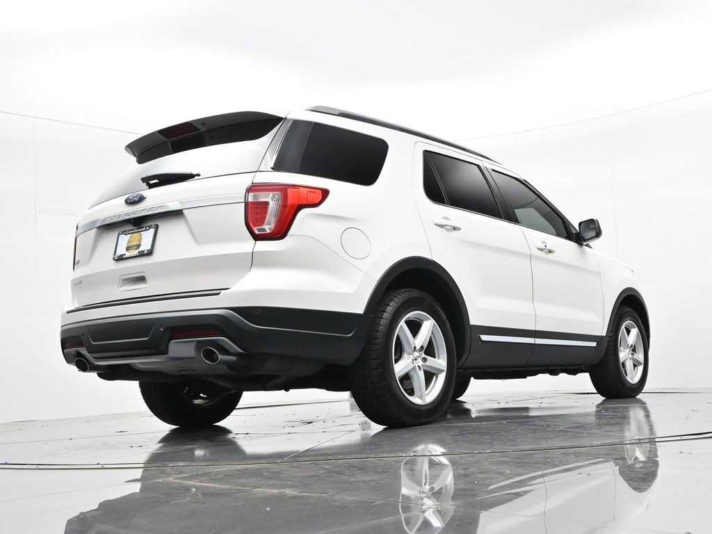 Ford Explorer Vehicle Full-screen Gallery Image 20