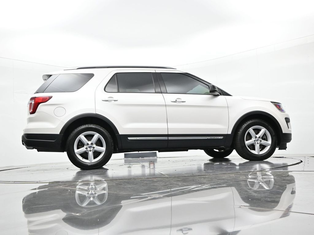 Ford Explorer Vehicle Full-screen Gallery Image 21