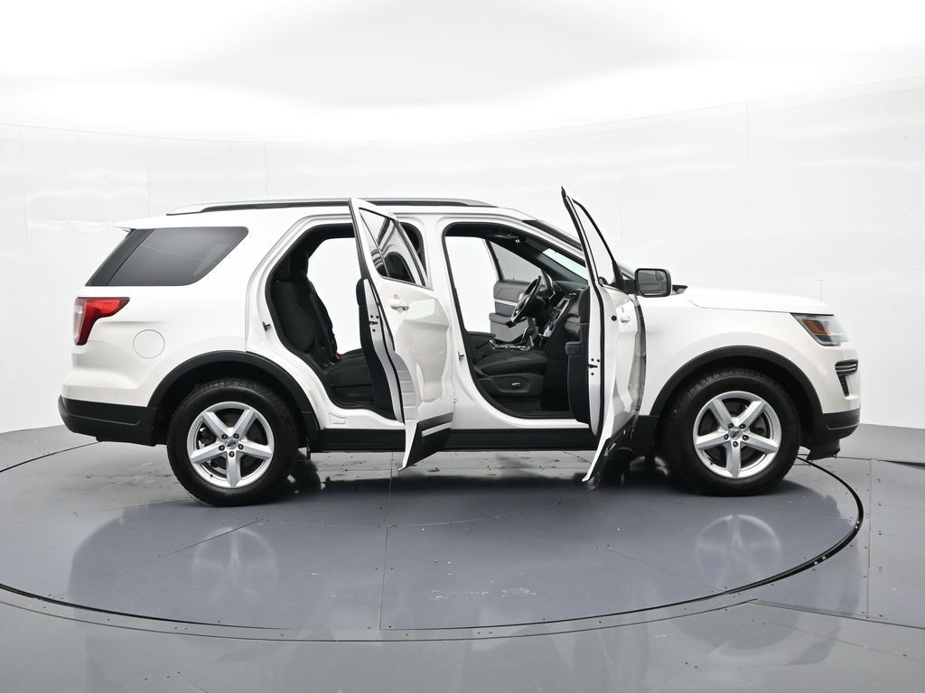 Ford Explorer Vehicle Full-screen Gallery Image 22