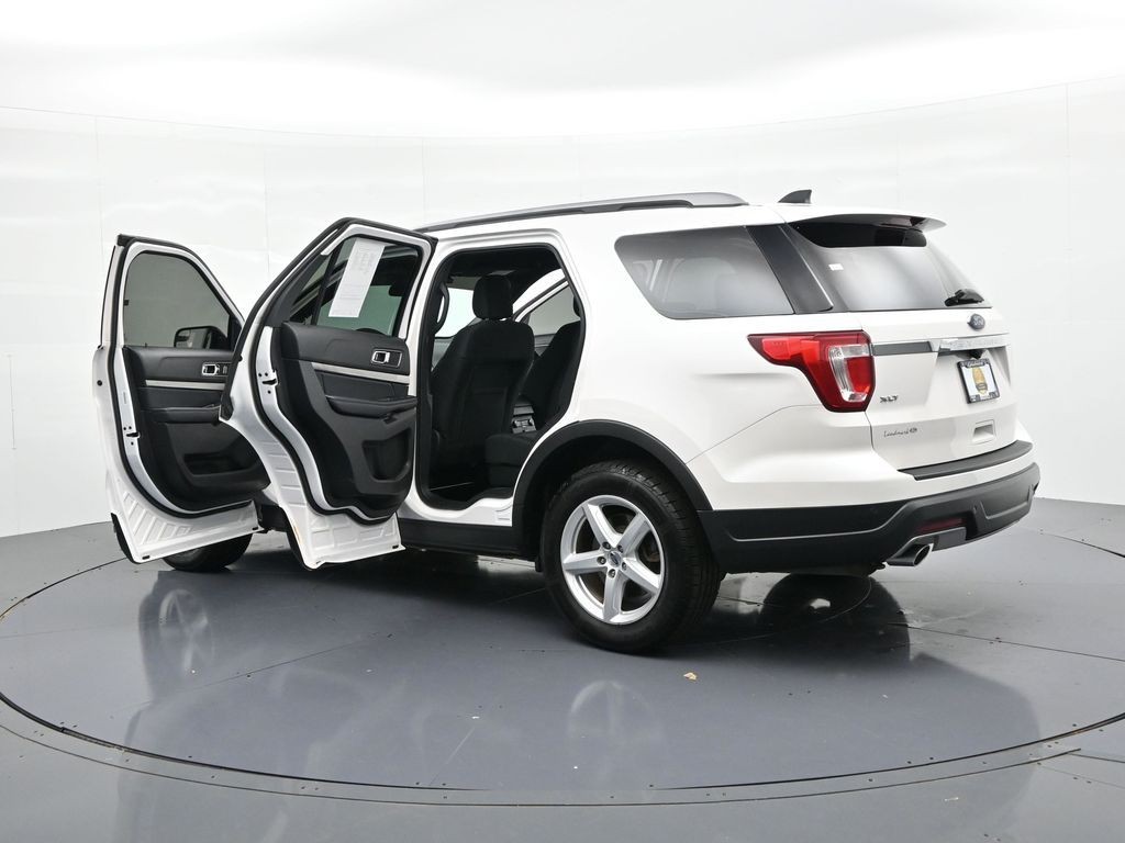 Ford Explorer Vehicle Full-screen Gallery Image 23