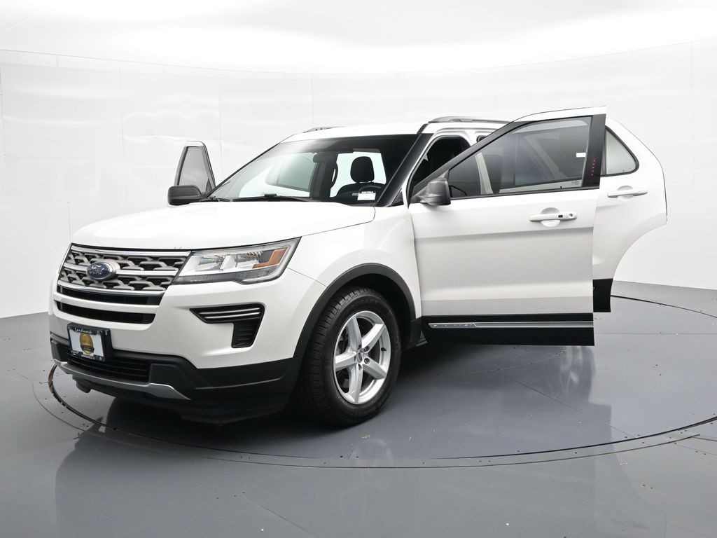 Ford Explorer Vehicle Full-screen Gallery Image 24