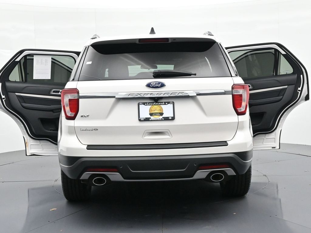 Ford Explorer Vehicle Full-screen Gallery Image 25