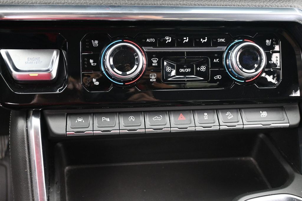GMC Sierra 1500 Vehicle Full-screen Gallery Image 12