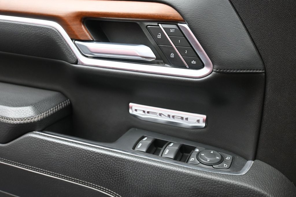 GMC Sierra 1500 Vehicle Full-screen Gallery Image 15