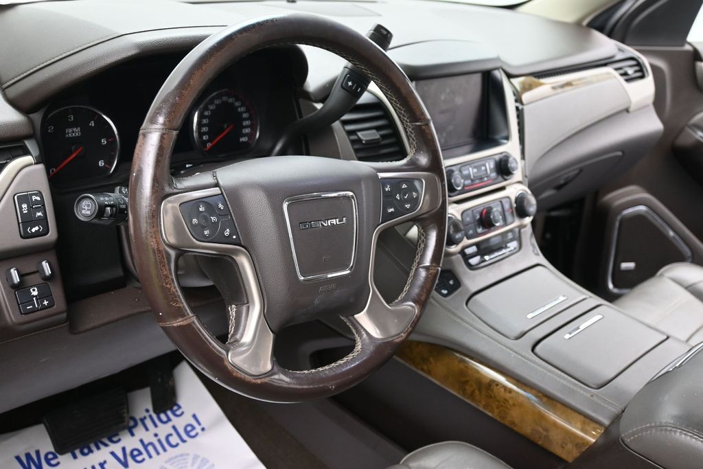GMC Yukon XL Vehicle Full-screen Gallery Image 13