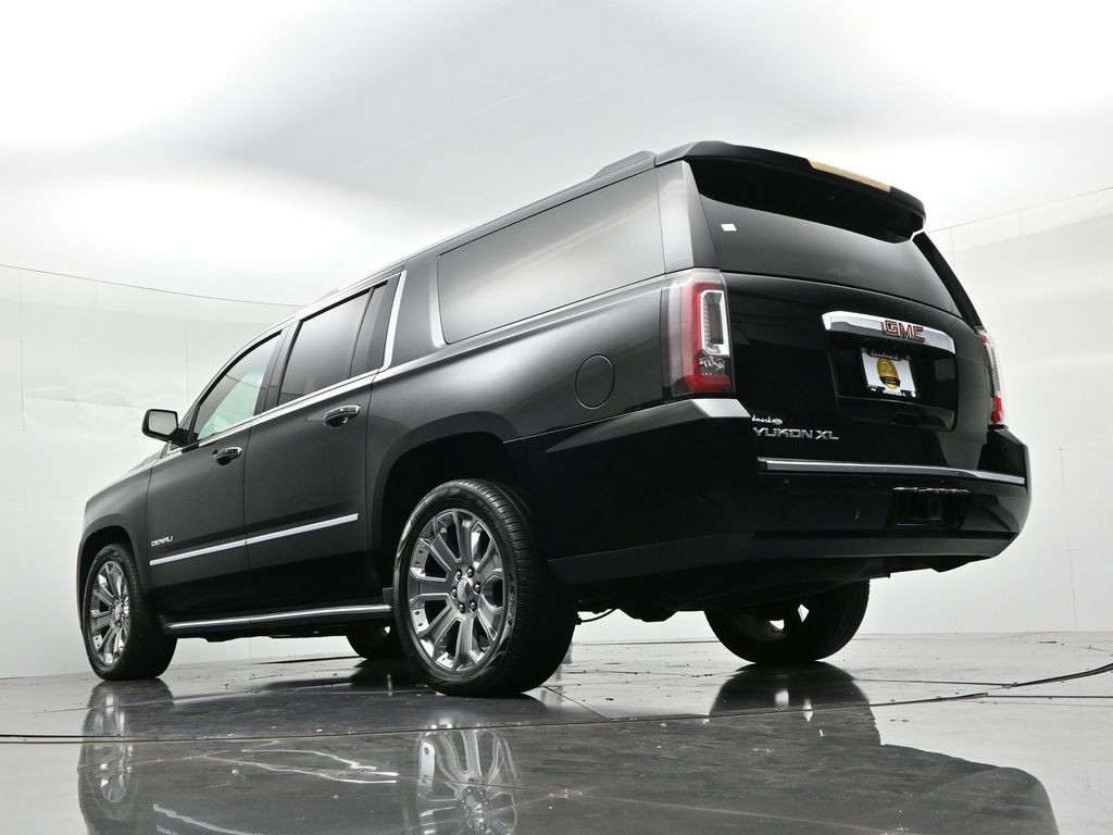 GMC Yukon XL Vehicle Full-screen Gallery Image 18