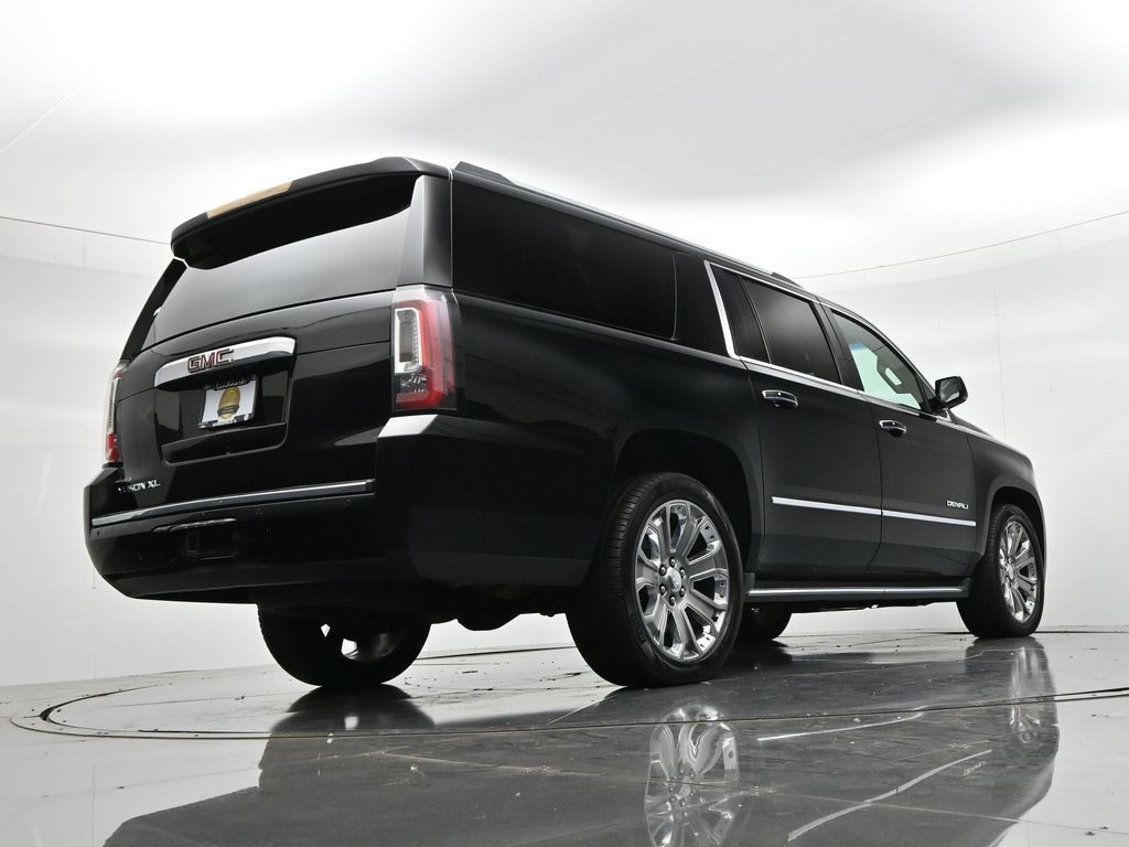 GMC Yukon XL Vehicle Full-screen Gallery Image 20