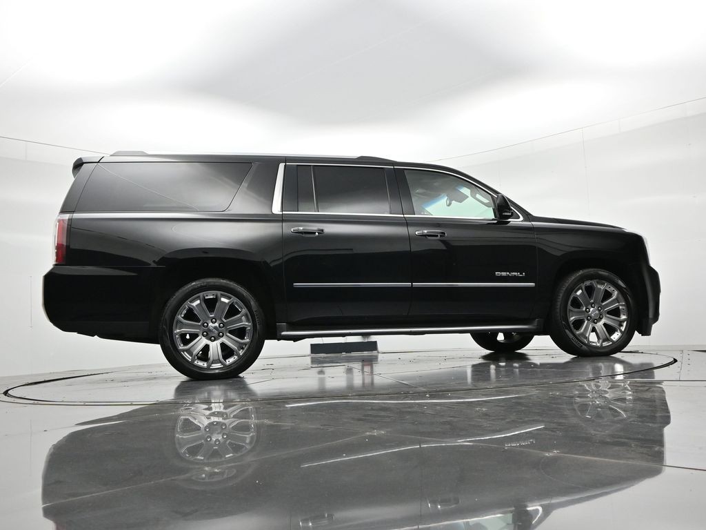 GMC Yukon XL Vehicle Full-screen Gallery Image 21