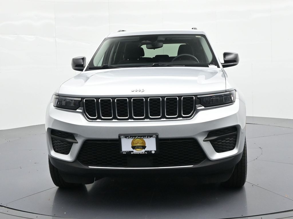 Jeep Grand Cherokee Vehicle Full-screen Gallery Image 03