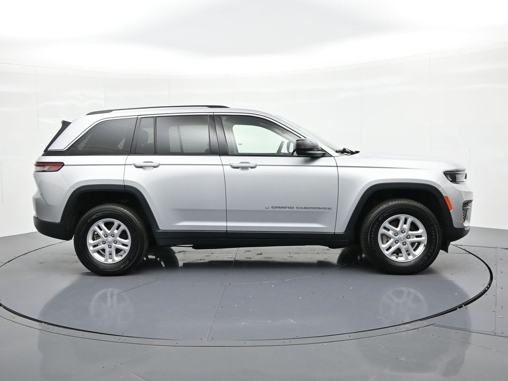 Jeep Grand Cherokee Vehicle Full-screen Gallery Image 05