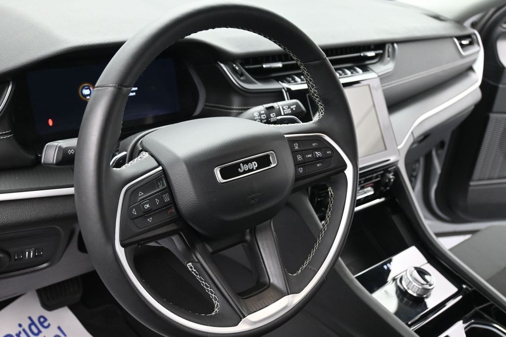 Jeep Grand Cherokee Vehicle Full-screen Gallery Image 13