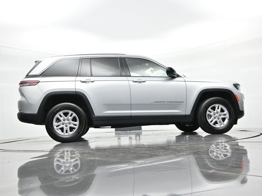 Jeep Grand Cherokee Vehicle Full-screen Gallery Image 21