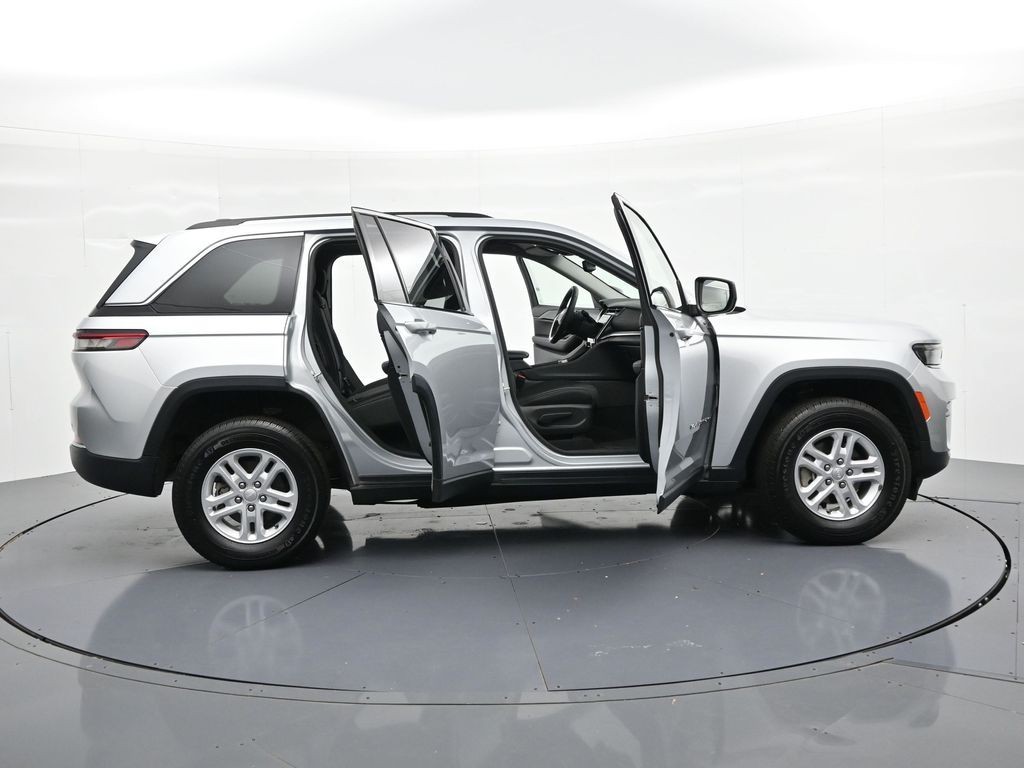 Jeep Grand Cherokee Vehicle Full-screen Gallery Image 22
