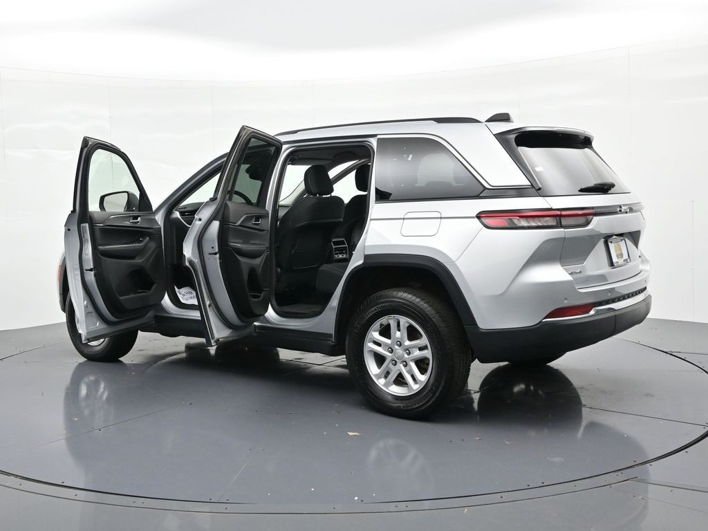 Jeep Grand Cherokee Vehicle Full-screen Gallery Image 23