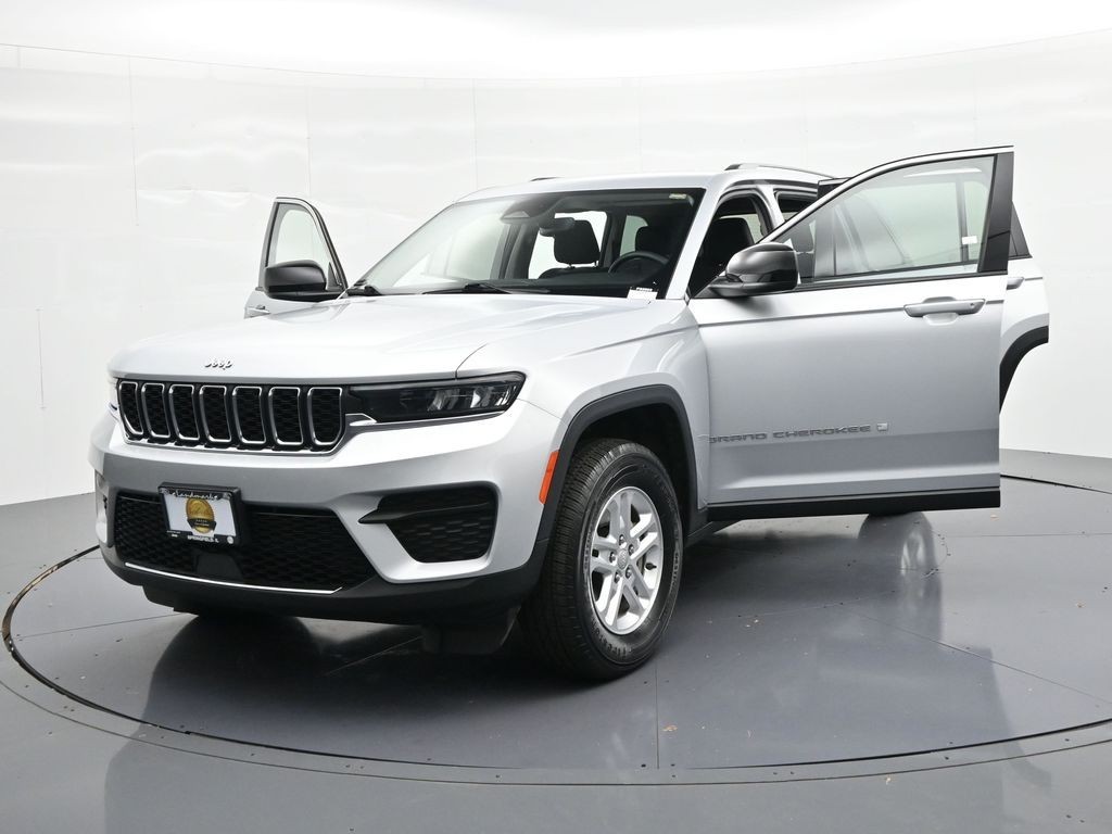 Jeep Grand Cherokee Vehicle Full-screen Gallery Image 24
