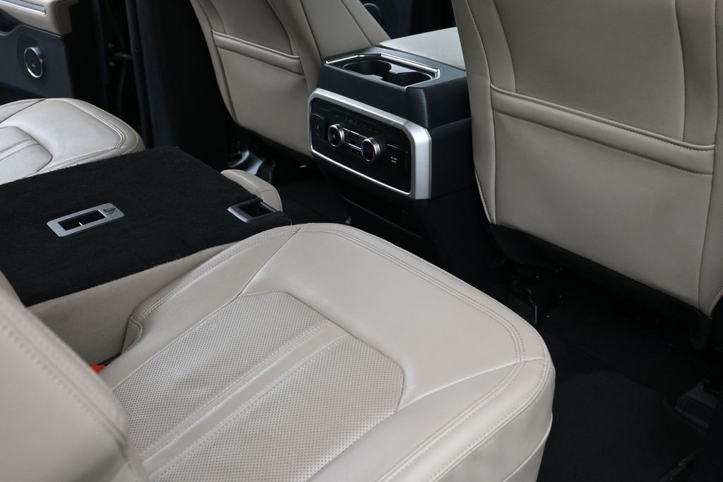 Ford Expedition Max Vehicle Full-screen Gallery Image 10