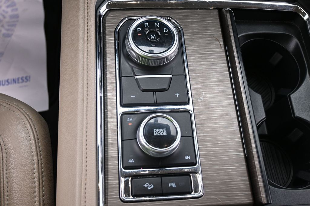 Ford Expedition Max Vehicle Full-screen Gallery Image 13