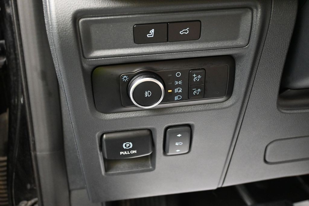 Ford Expedition Max Vehicle Full-screen Gallery Image 16