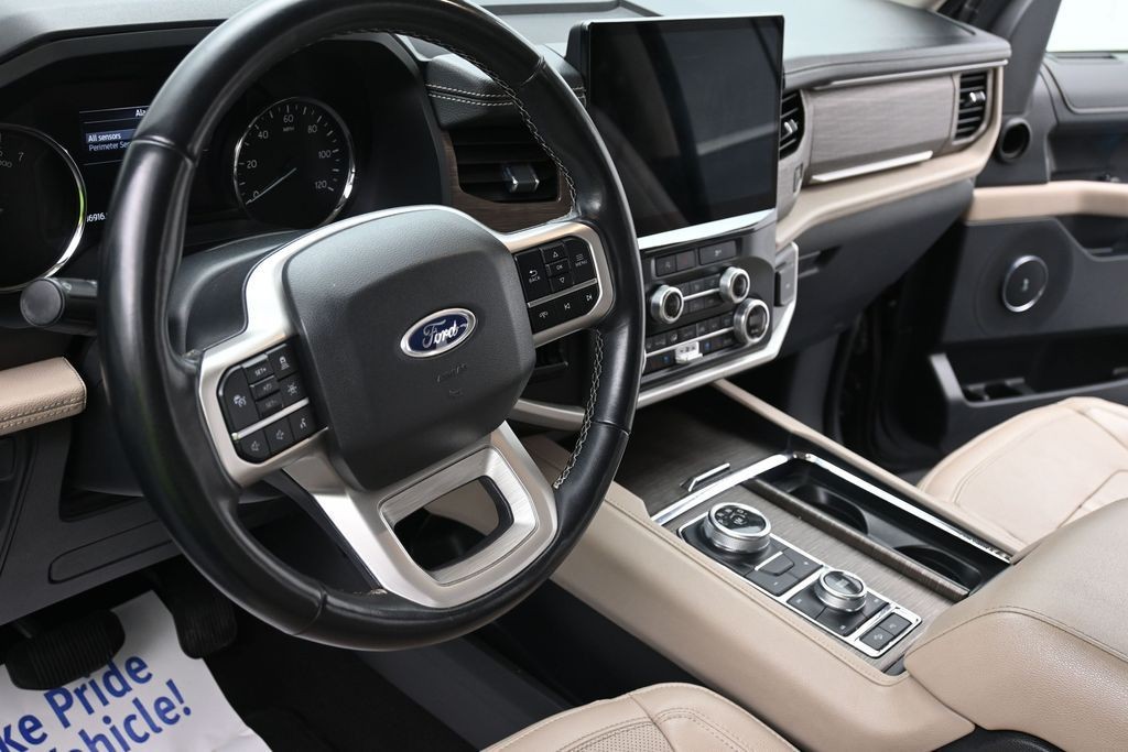 Ford Expedition Max Vehicle Full-screen Gallery Image 17