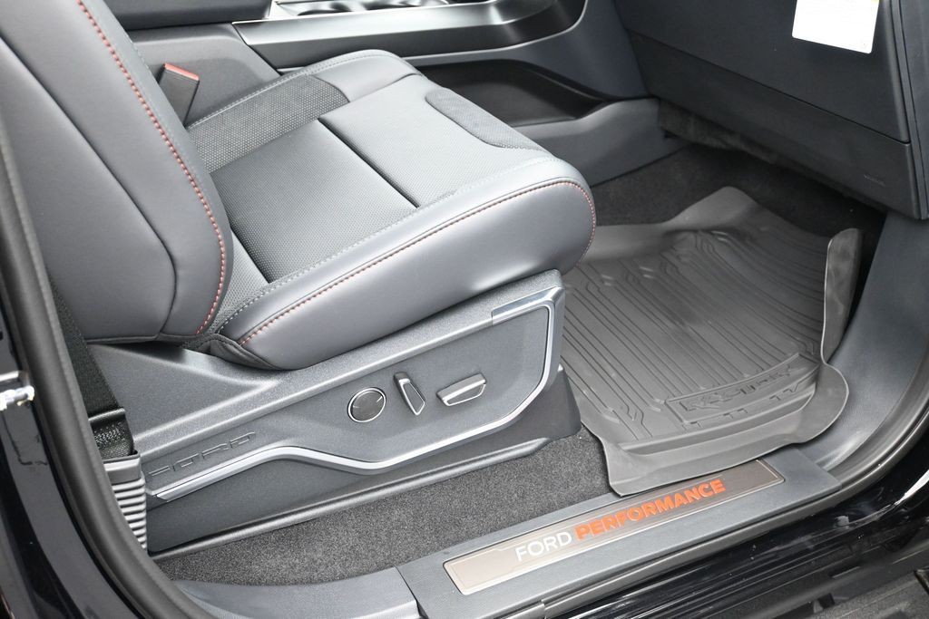 Ford F-150 Vehicle Full-screen Gallery Image 10