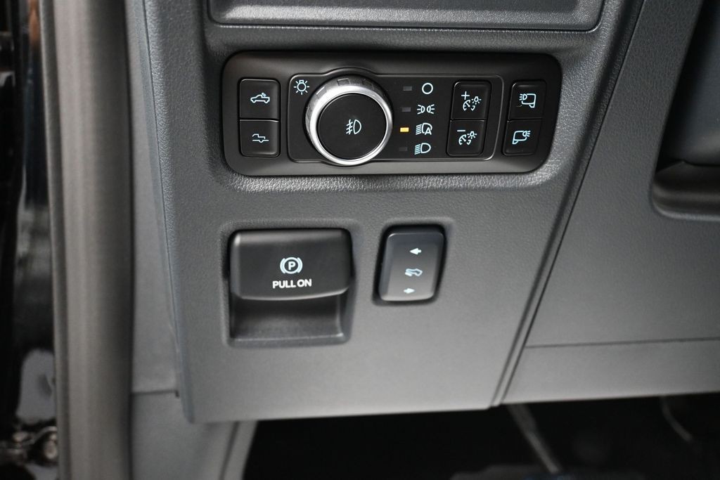 Ford F-150 Vehicle Full-screen Gallery Image 16