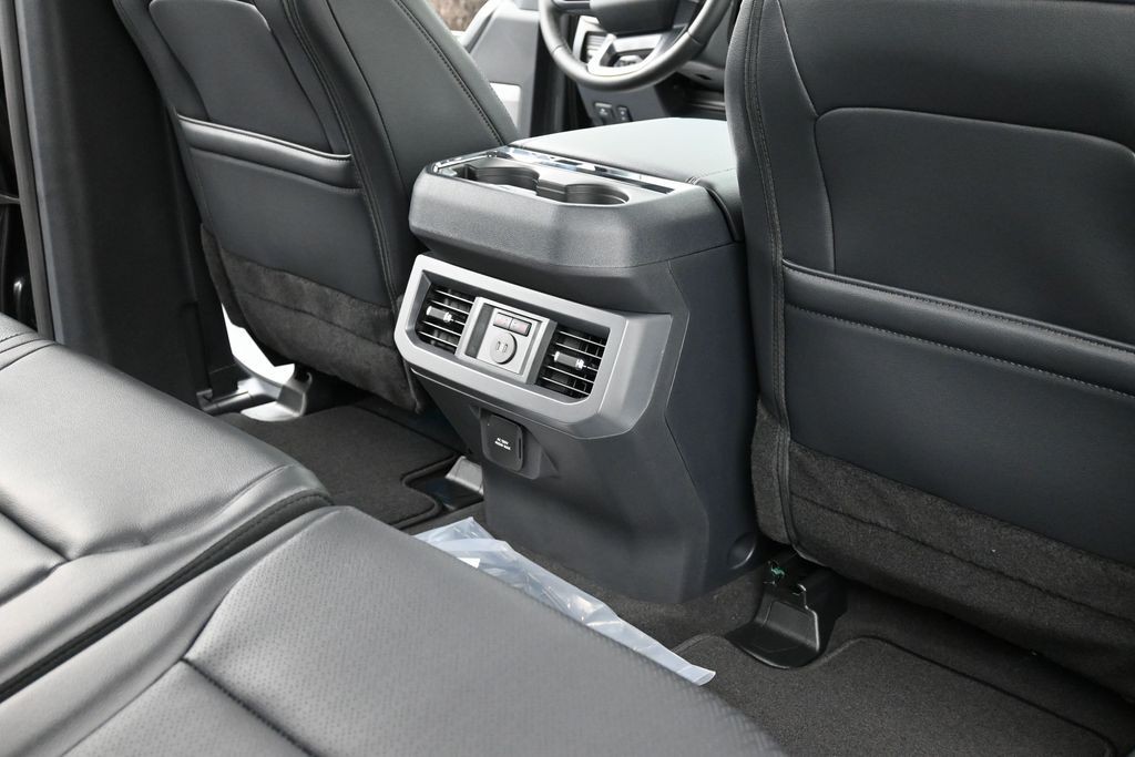 Ford F-250SD Vehicle Full-screen Gallery Image 11