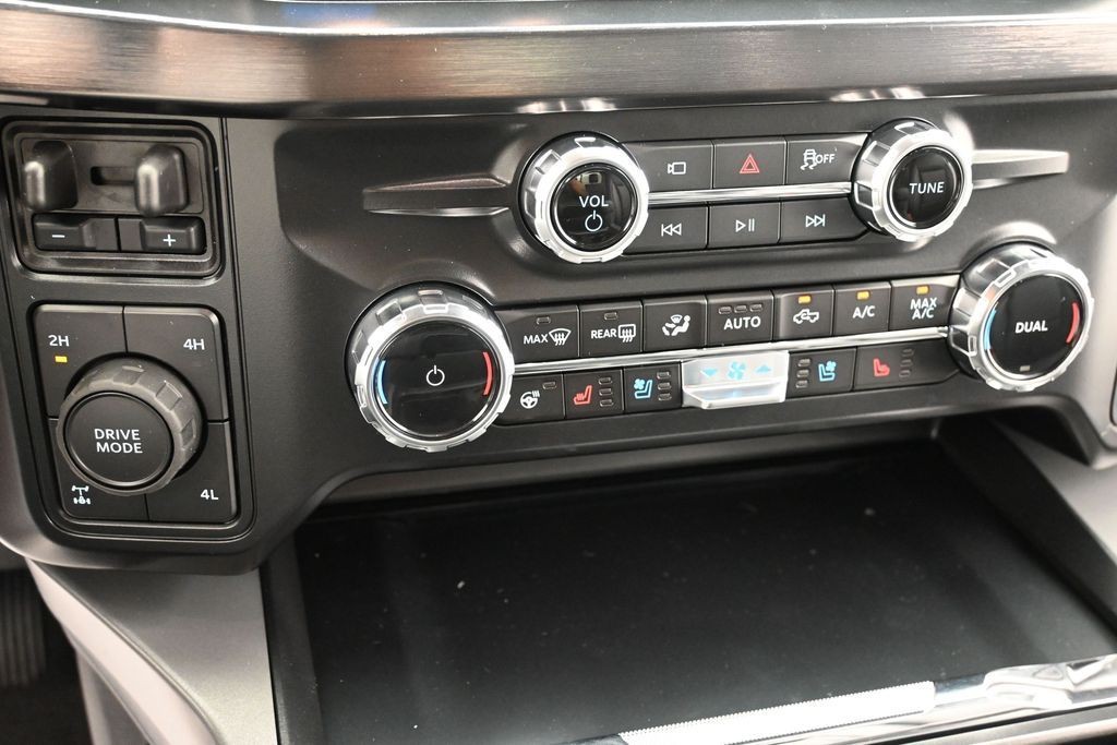 Ford F-250SD Vehicle Full-screen Gallery Image 13