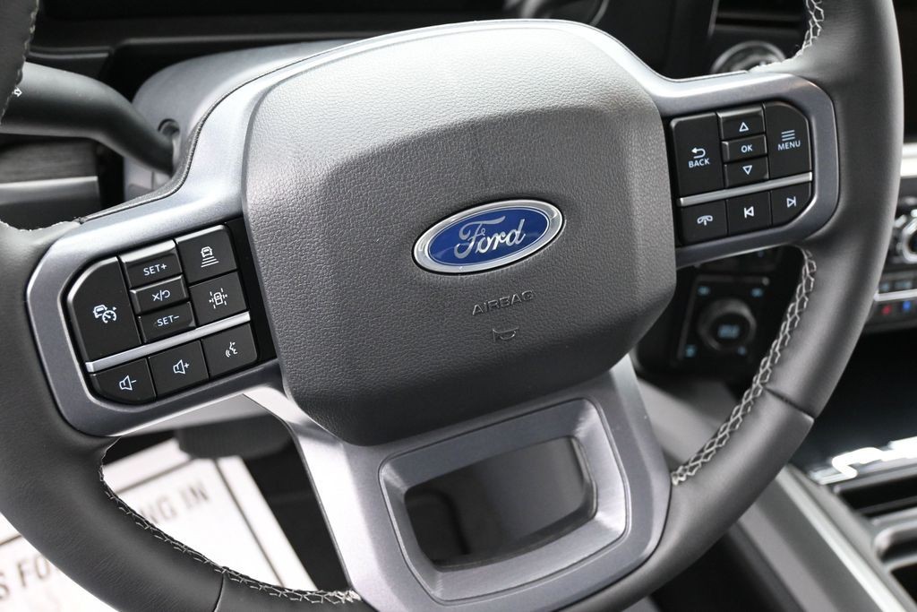 Ford F-250SD Vehicle Full-screen Gallery Image 14