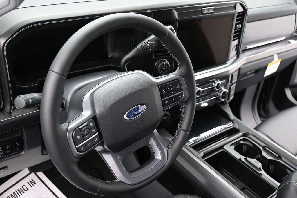 Ford F-250SD Vehicle Full-screen Gallery Image 15
