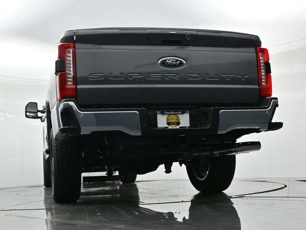 Ford F-250SD Vehicle Full-screen Gallery Image 21