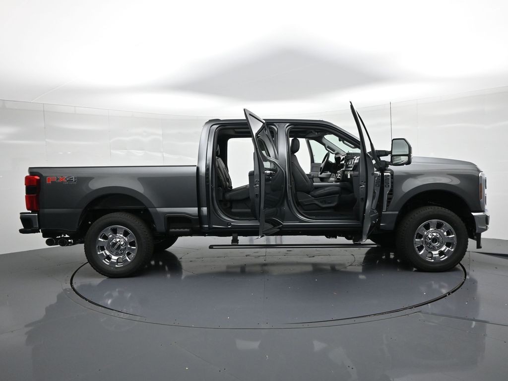 Ford F-250SD Vehicle Full-screen Gallery Image 24