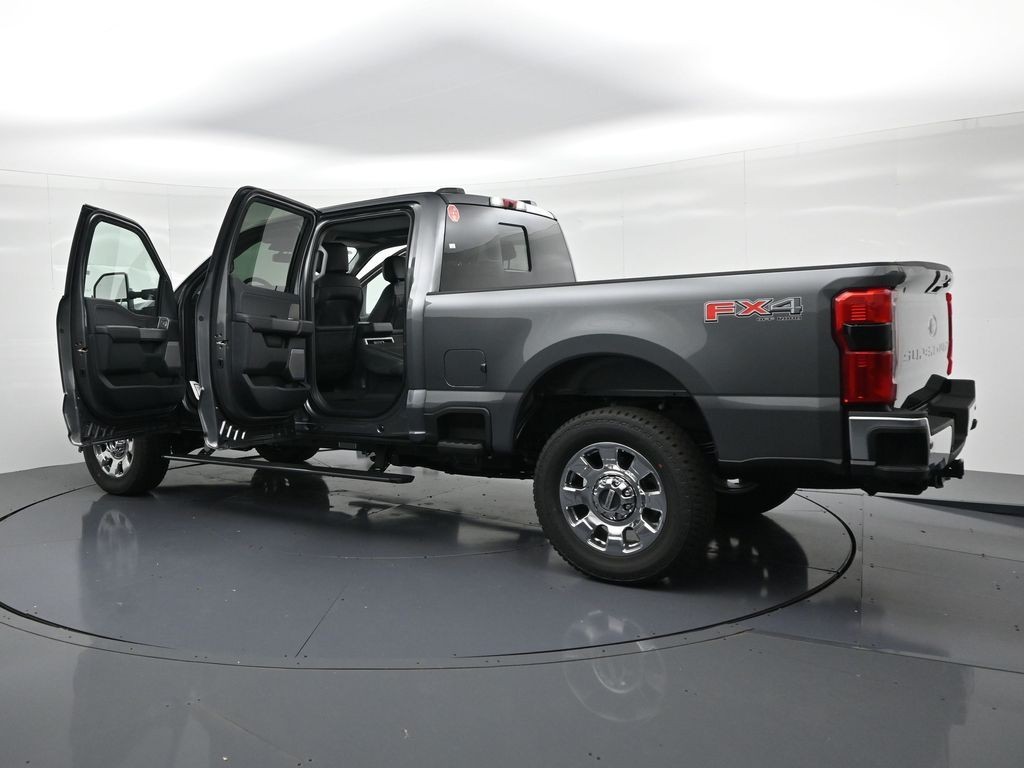 Ford F-250SD Vehicle Full-screen Gallery Image 25