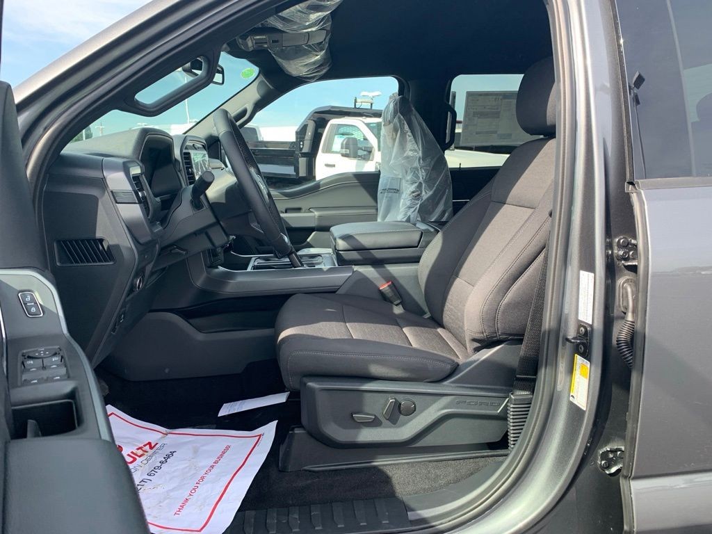 Ford F-150 Vehicle Full-screen Gallery Image 2