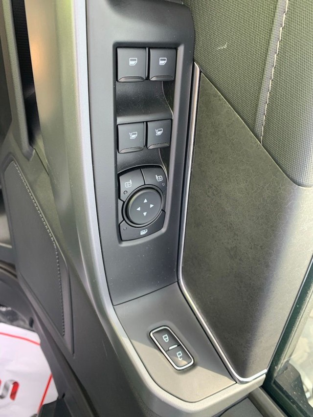 Ford F-150 Vehicle Full-screen Gallery Image 14