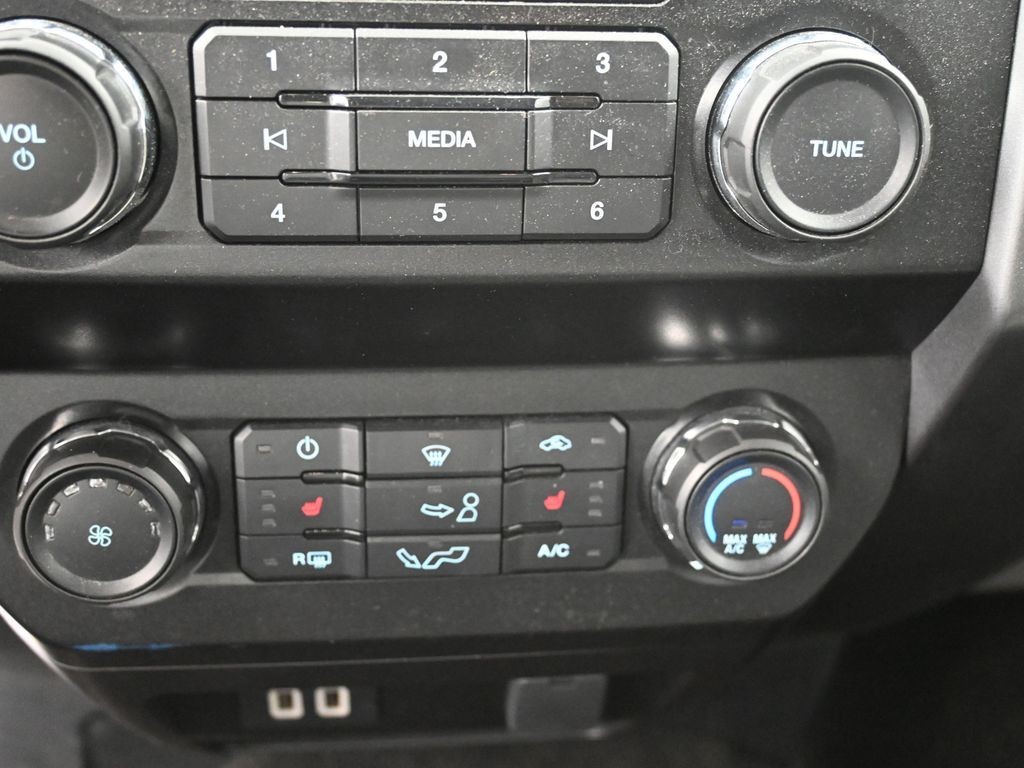 Ford F-150 Vehicle Full-screen Gallery Image 13
