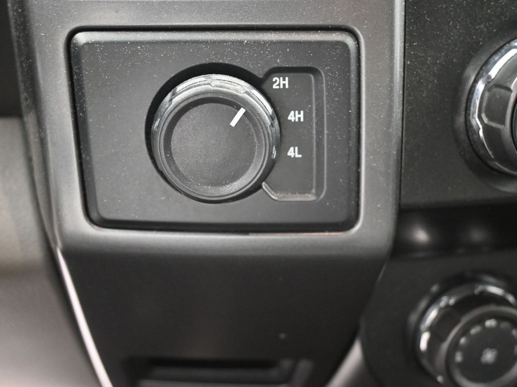 Ford F-150 Vehicle Full-screen Gallery Image 15