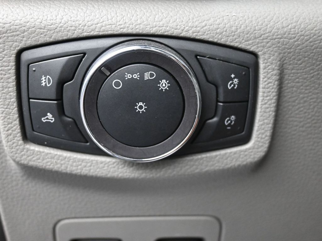 Ford F-150 Vehicle Full-screen Gallery Image 19