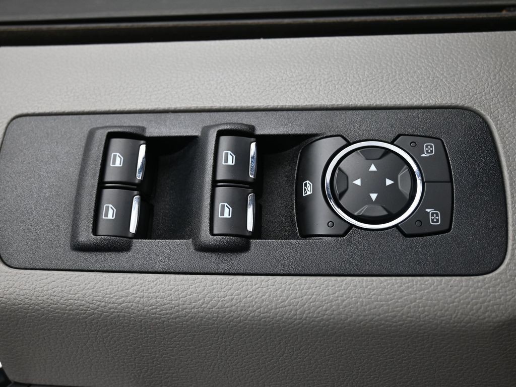 Ford F-150 Vehicle Full-screen Gallery Image 21