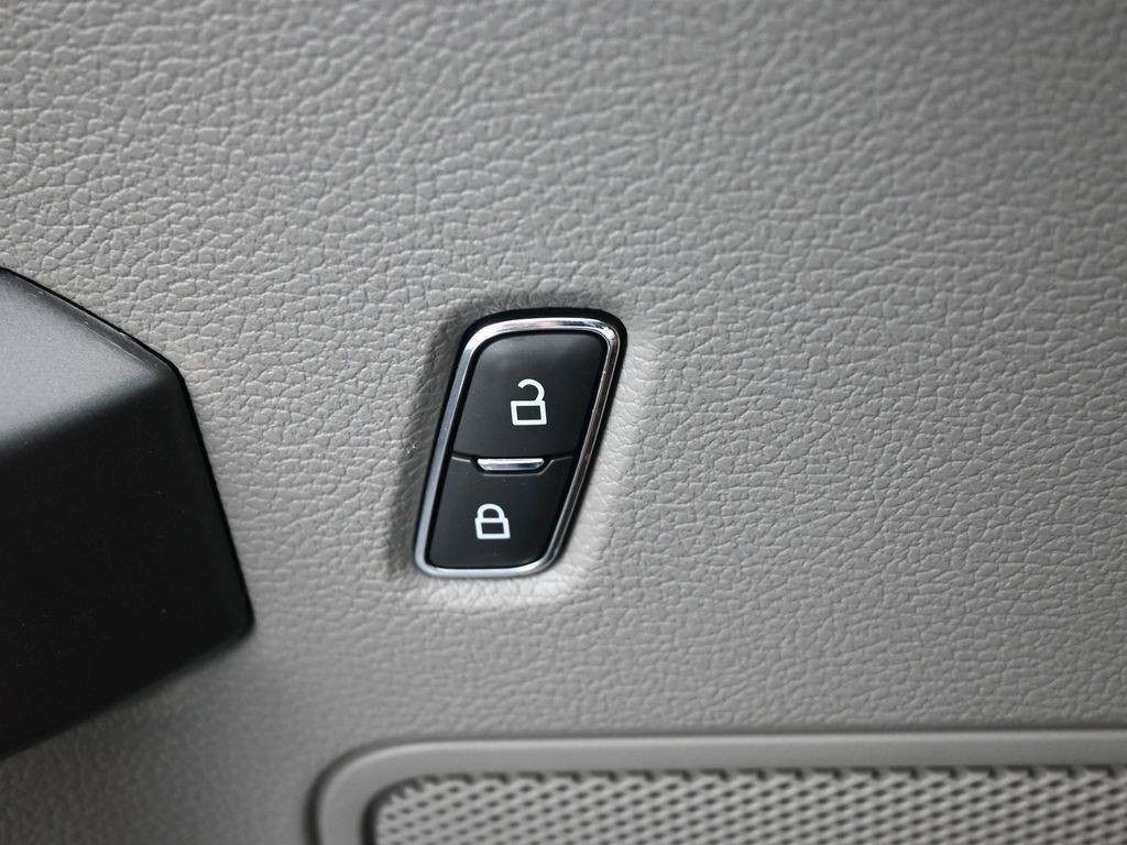 Ford F-150 Vehicle Full-screen Gallery Image 22