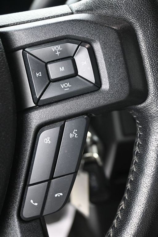 Ford F-150 Vehicle Full-screen Gallery Image 17