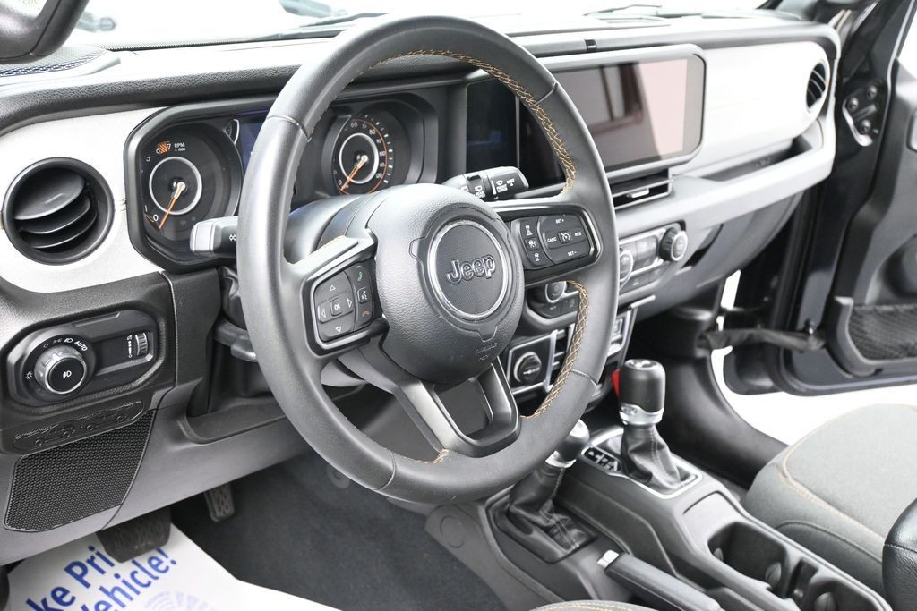 Jeep Wrangler Vehicle Full-screen Gallery Image 13