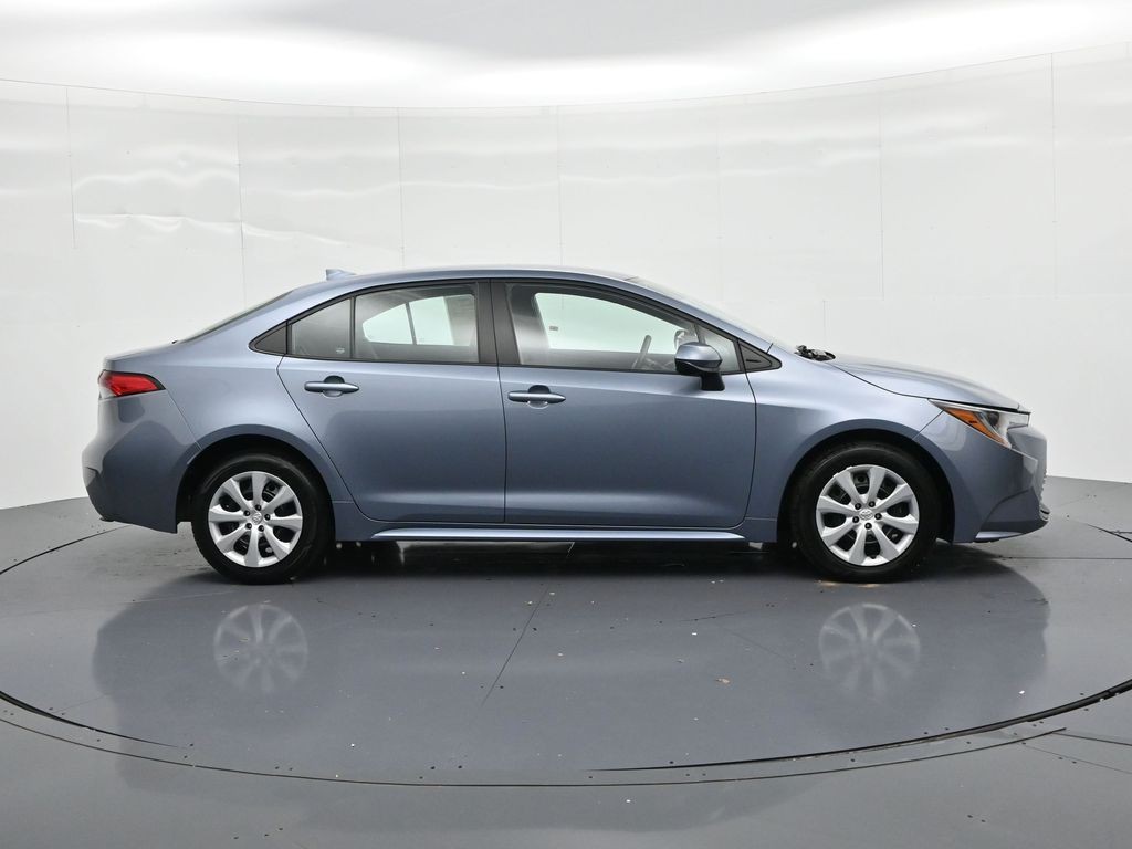 Toyota Corolla Vehicle Full-screen Gallery Image 5